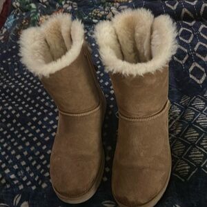 UGG boots Bailey bows II in Chestnut women’s size 9.